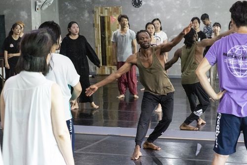 2019년 '부산 움직임 즉흥잼'에서 아프리카 댄스 워크숍을 진행하는 엠마 씨 [제공 사진]