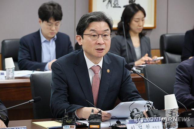 발언하는 이억원 위원장