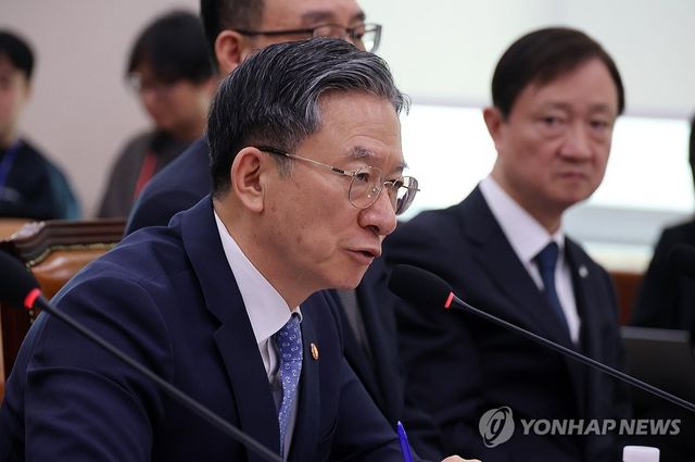 답변하는 정성호 장관