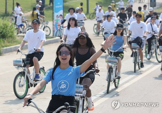 자전거 타고 달리는 시민들