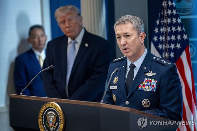 브리핑하는 트럼프 대통령과 케인 합참의장