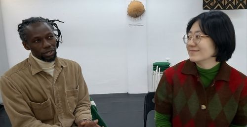 기자와 대화하는 엠마 씨를 아내 소영 씨가 바라보고 있다. 