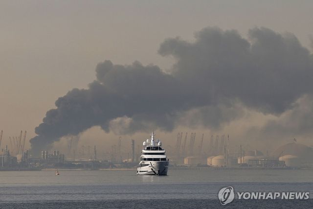 지난 3월 1일 아랍에미리트 두바이에서 이란의 보복 공습으로 연기가 피어오르는 모습.