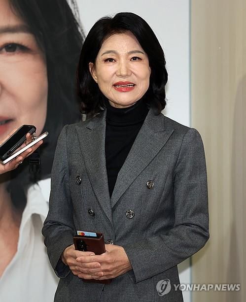 취재진 질문에 답하는 이진숙