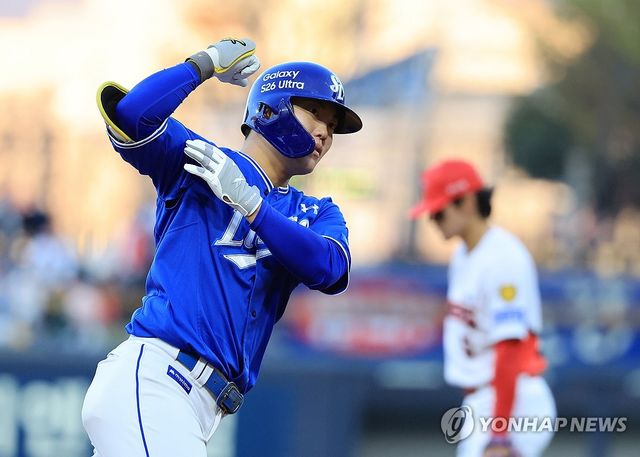 홈런 세리머니 하는 류지혁