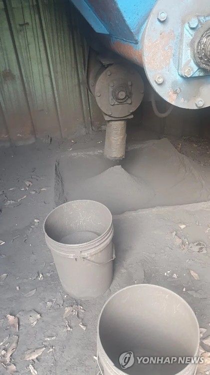 아지트 씨가 일했던 농기계 제조공장 내 쌓여 있는 쇳가루