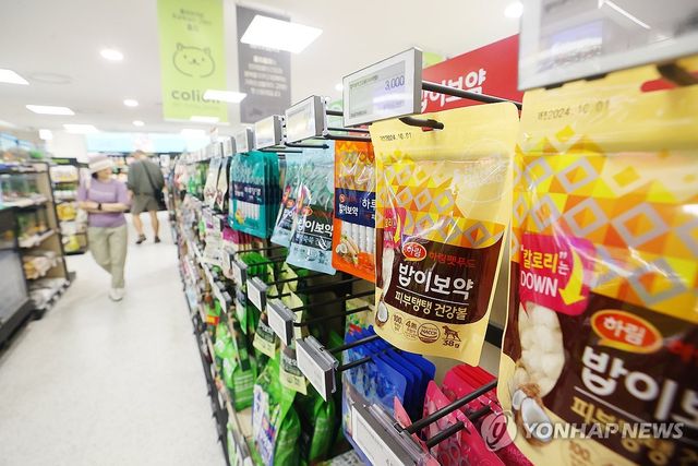 (서울=연합뉴스) 진연수 기자 = 21일 서울의 한 대형마트에 진열된 반려동물 건강간식. 2025.5.21 jin90@yna.co.kr