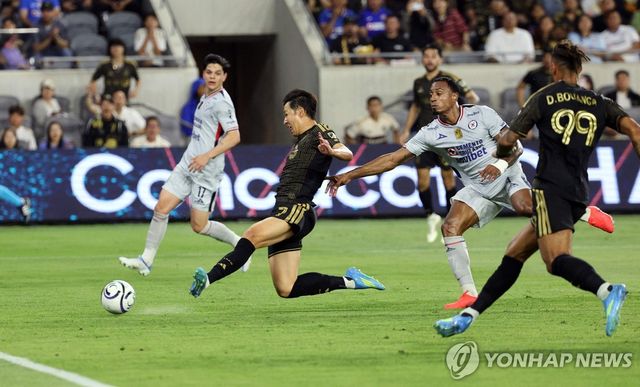 왼발 슈팅으로 득점을 터트리는 손흥민