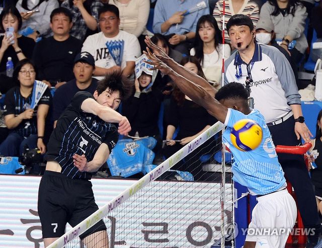 허수봉 매서운 일격