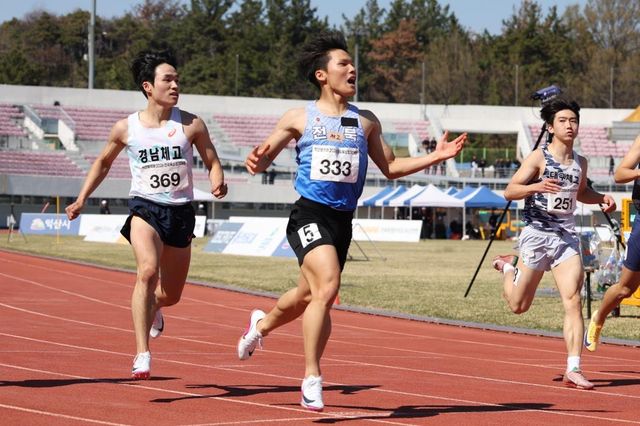 익산 보석배 2026 전국육상경기대회 남고부 100ｍ에서 우승한 최명진(333번)
