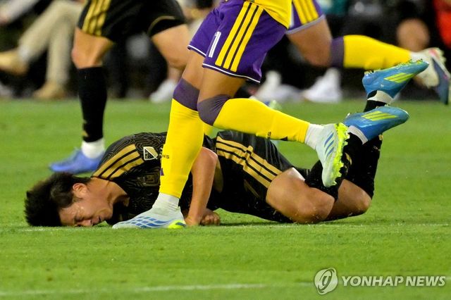 반칙을 당해 넘어진 손흥민