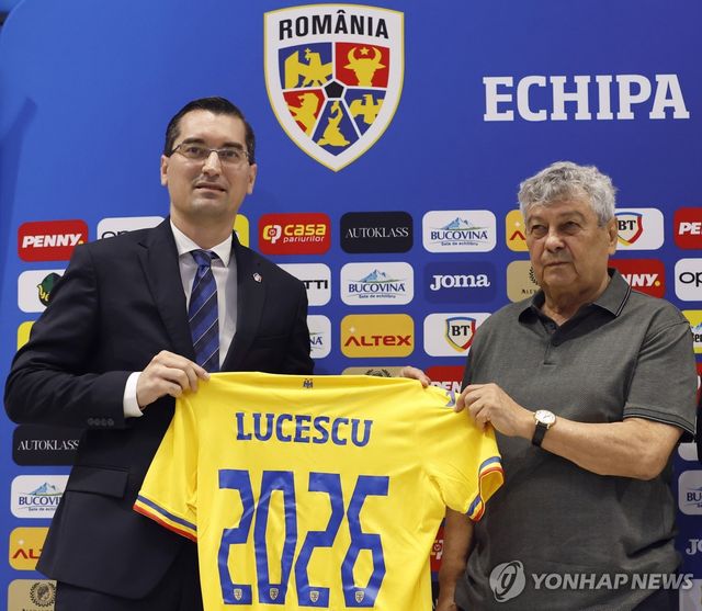 2024년 8월 루마니아 축구대표팀 사령탑을 맡았던 미르체아 루체스쿠 감독(오른쪽)