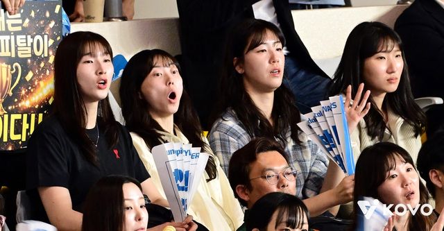 포스트시즌 경기 관전에 나선 김다인(뒷줄 왼쪽 2번째)과 정호영(3번째) 