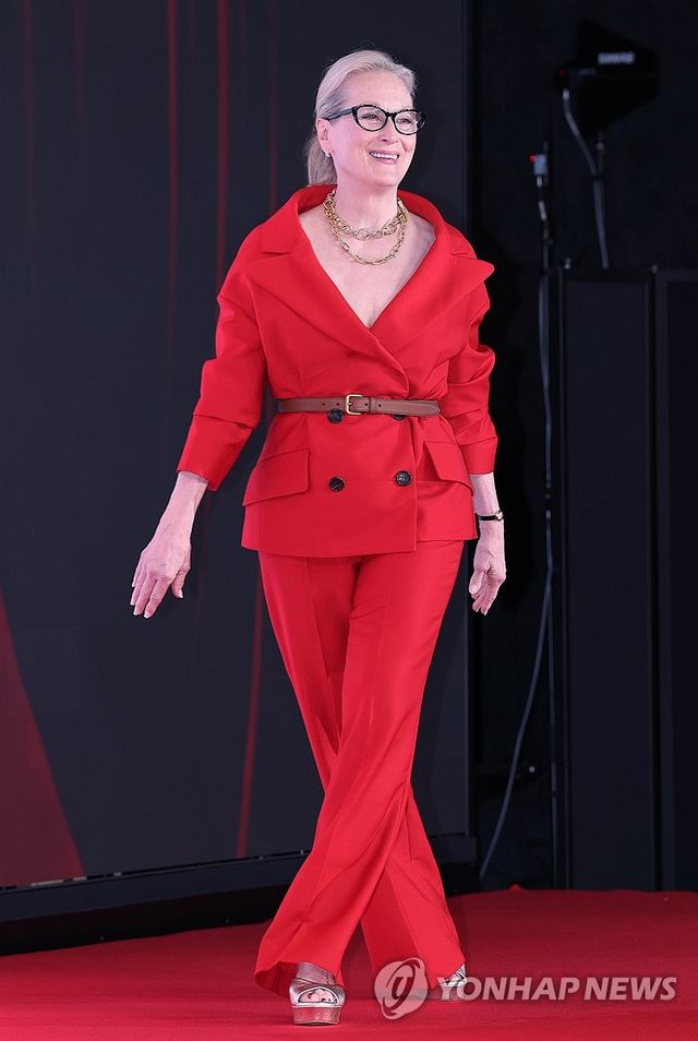 런웨이 걷듯 무대 오르는 메릴 스트리프