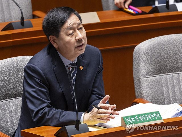 '전쟁 추경' 관련 질의에 답하는 구윤철 부총리