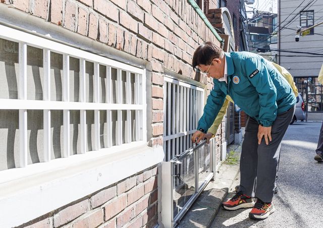 물막이판을 점검하는 박강수 마포구청장