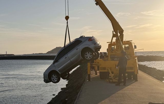 방파제서 추락한 차량 인양 
