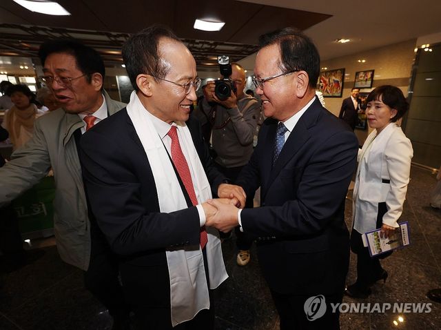 악수하는 추경호·김부겸