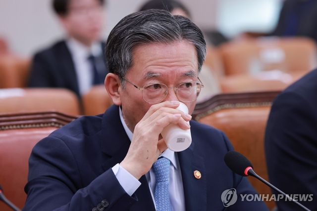 물 마시는 정성호 법무장관