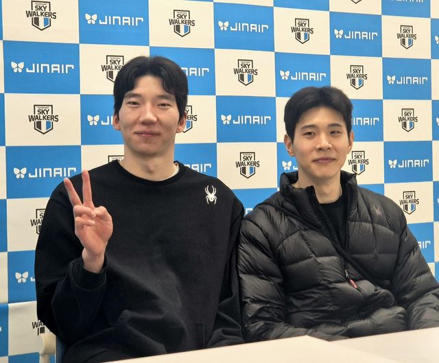 인터뷰하는 현대캐피탈 허수봉(왼쪽)과 황승빈