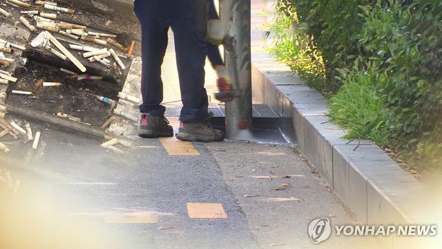 "침수 막아라"…장마 앞두고 빗물받이 담배꽁초·낙엽 제거 총력 (CG)