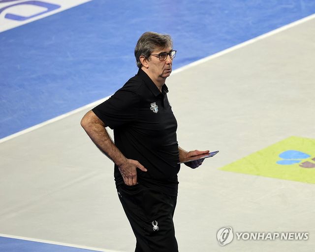 판독 결과 기다리는 필립 블랑 감독