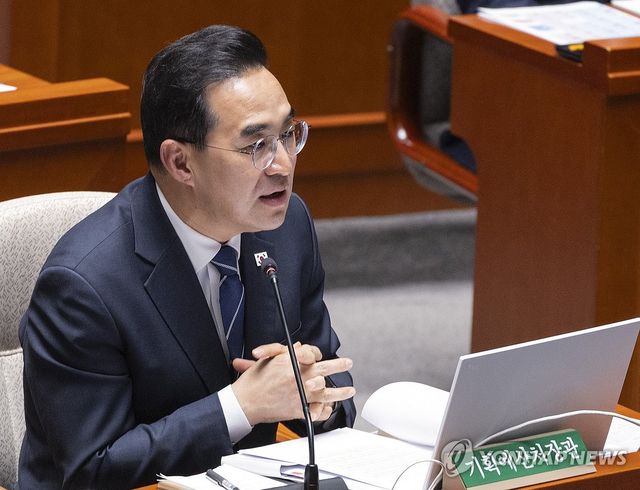 '전쟁 추경' 관련 질의에 답하는 박홍근 기획처 장관