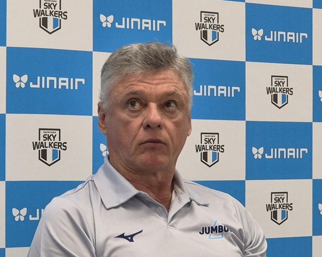 질문 듣는 헤난 감독