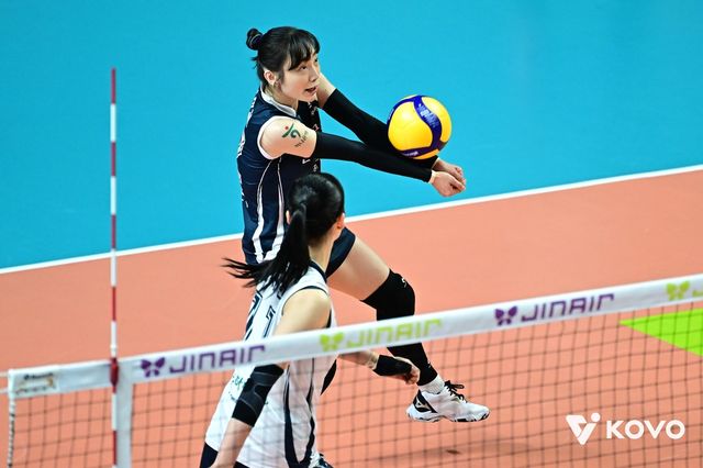 리시브하는 한국도로공사의 리베로 문정원(뒤쪽) 