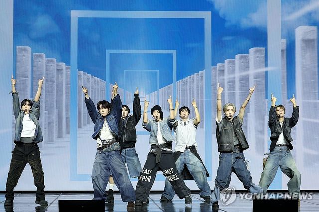 알파드라이브원 첫 무대