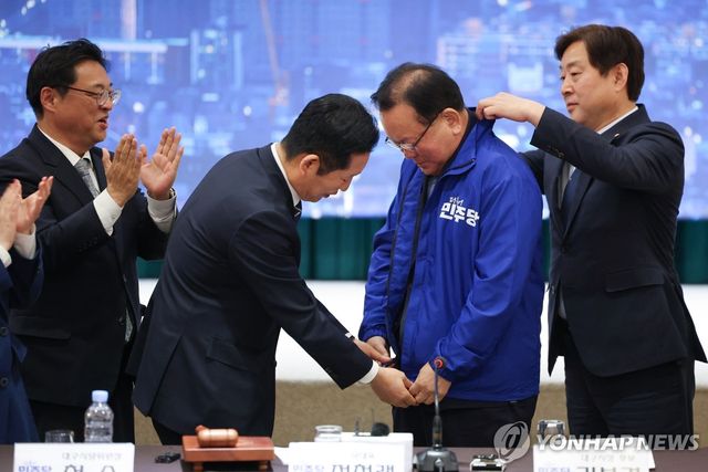 김부겸 후보에게 당 점퍼 입혀주는 정청래 대표