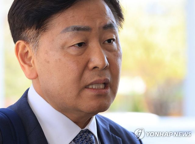 법원 출석하며 질문에 답하는 김관영 지사