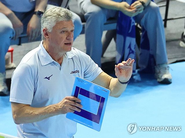 작전 지시하는 대한항공 헤난 감독