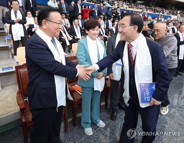 악수하는 주호영·김부겸