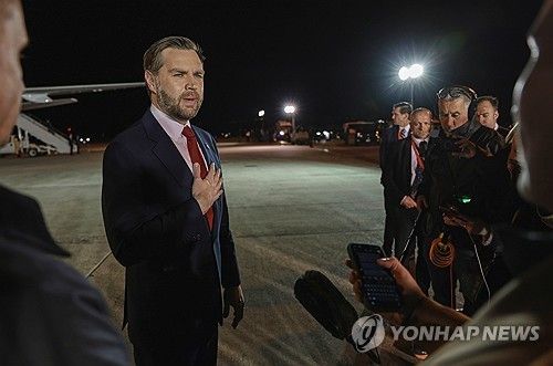 취재진과 대화하는 JD 밴스 미국 부통령