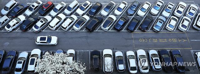 에너지 절감 조치, 낮에도 꽉 찬 아파트 주차장