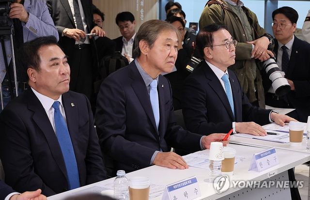 국무총리 발언 경청하는 건설협회장과 은행협회장