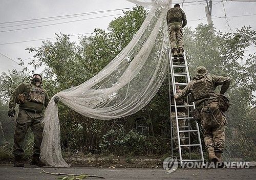 우크라이나 도네츠크주에서 러 드론 공격 방어를 위해 그물망을 설치하는 우크라군