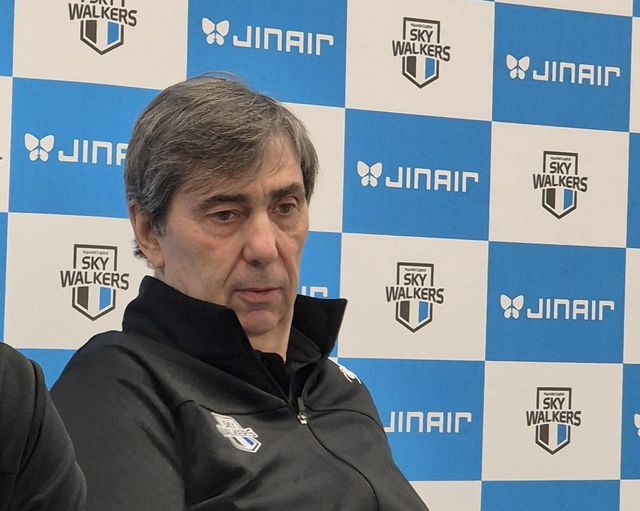 인터뷰하는 블랑 감독