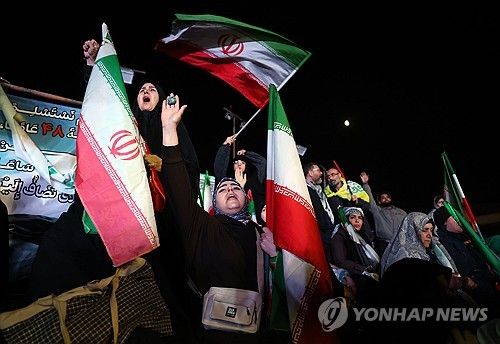 휴전 발표 후 거리로 쏟아져 나온 이란인들