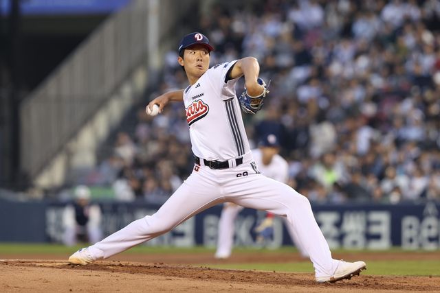 역투를 펼치는 두산 선발 최민석