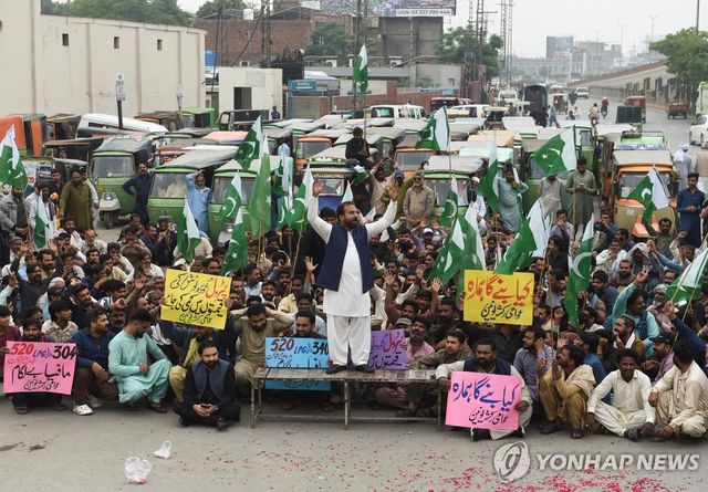유가 인상 반대해 시위하는 파키스탄 운전기사들