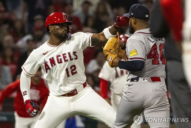 난투극을 벌인 솔레어(왼쪽)와 로페스(오른쪽)