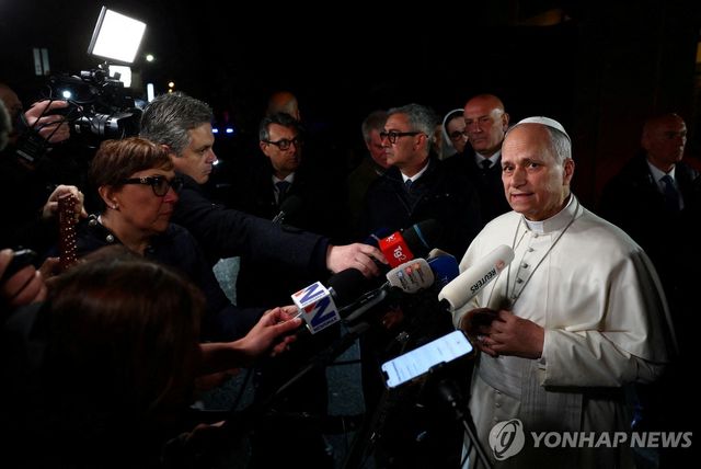 취재진 만난 교황 레오 14세