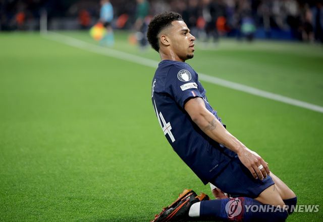 골 세리머니 하는 PSG 두에.
