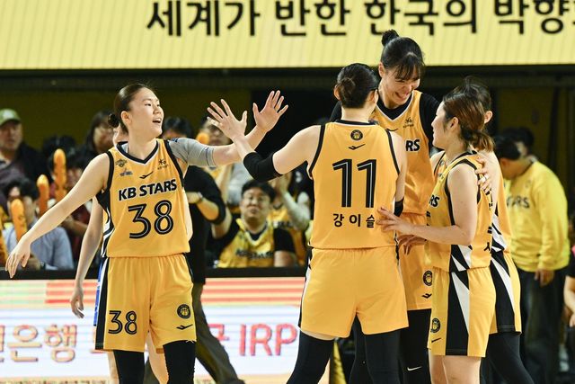 동료들과 기뻐하는 박지수(왼쪽에서 세 번째)