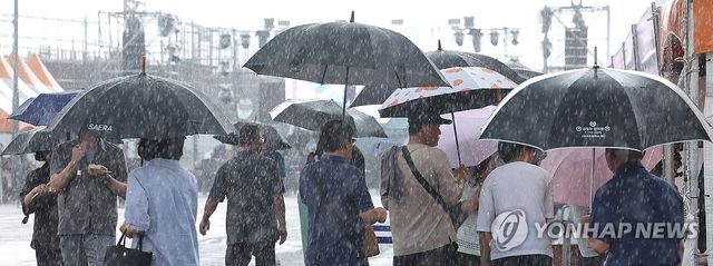 제주 서귀포항에 거센 빗줄기가 쏟아지고 있다. [연합뉴스 자료사진]