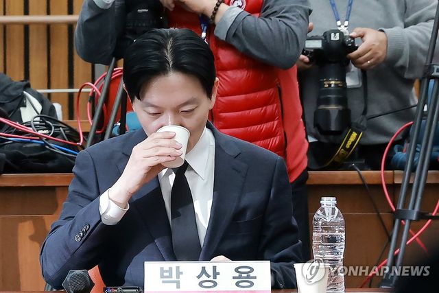 목 축이는 박상용 검사