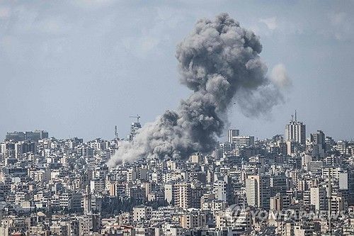 이스라엘군의 폭격 이후 연기가 치솟는 베이루트 남부지역