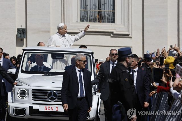 8일(현지시간) 바티칸 성베드로광장에서 주례 수요 일반 알현을 마친 레오 14세 교황이 손을 흔들고 있다.[EPA=연합뉴스. 재판매 및 DB 금지]